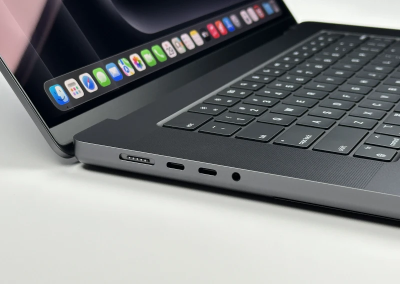 MacBook Pro 16 A3403 Space Black z M4 Pro, 48GB RAM i 1TB SSD. Ekran XDR 120Hz oraz Thunderbolt 5 dla pracy bez kompromisów.