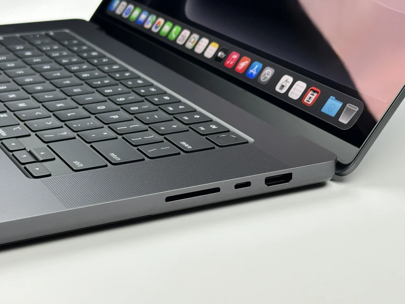 MacBook Pro 16 A3403 Space Black z M4 Pro, 48GB RAM i 1TB SSD. Ekran XDR 120Hz oraz Thunderbolt 5 dla pracy bez kompromisów.