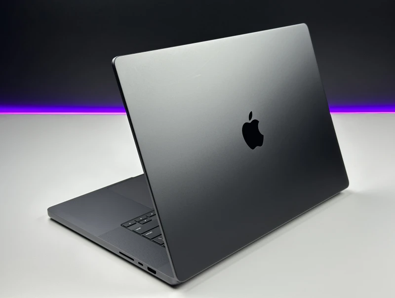 MacBook Pro 16 A3403 Space Black z M4 Pro, 48GB RAM i 1TB SSD. Ekran XDR 120Hz oraz Thunderbolt 5 dla pracy bez kompromisów.