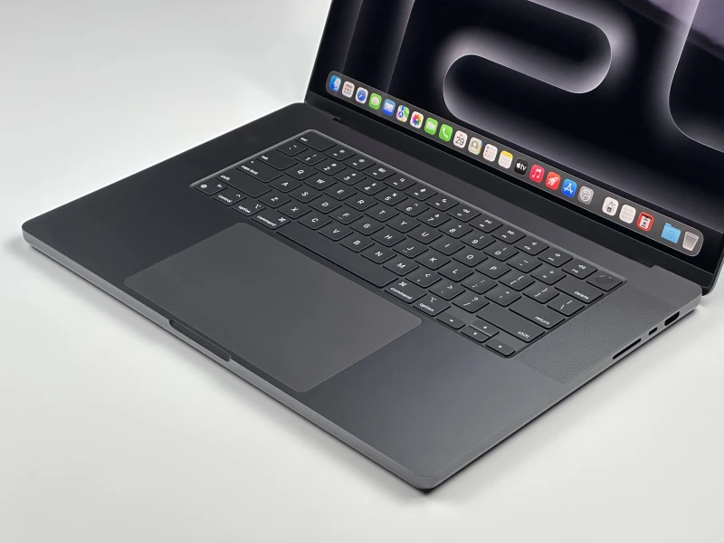 MacBook Pro 16 A3403 Space Black z M4 Pro, 48GB RAM i 1TB SSD. Ekran XDR 120Hz oraz Thunderbolt 5 dla pracy bez kompromisów.