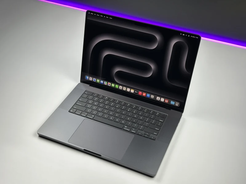 MacBook Pro 16 A3403 Space Black z M4 Pro, 48GB RAM i 1TB SSD. Ekran XDR 120Hz oraz Thunderbolt 5 dla pracy bez kompromisów.