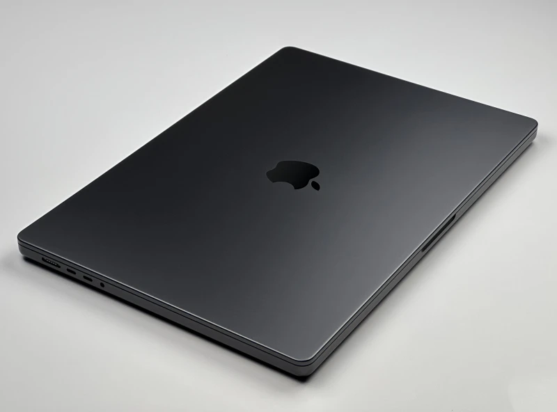 MacBook Pro 16 A3403 Space Black z M4 Pro, 48GB RAM i 1TB SSD. Ekran XDR 120Hz oraz Thunderbolt 5 dla pracy bez kompromisów.
