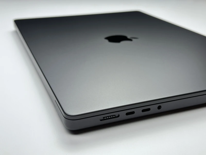 MacBook Pro 16 A3403 Space Black z M4 Pro, 48GB RAM i 1TB SSD. Ekran XDR 120Hz oraz Thunderbolt 5 dla pracy bez kompromisów.