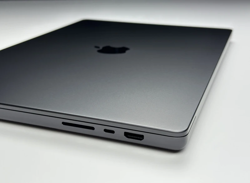 MacBook Pro 16 A3403 Space Black z M4 Pro, 48GB RAM i 1TB SSD. Ekran XDR 120Hz oraz Thunderbolt 5 dla pracy bez kompromisów.