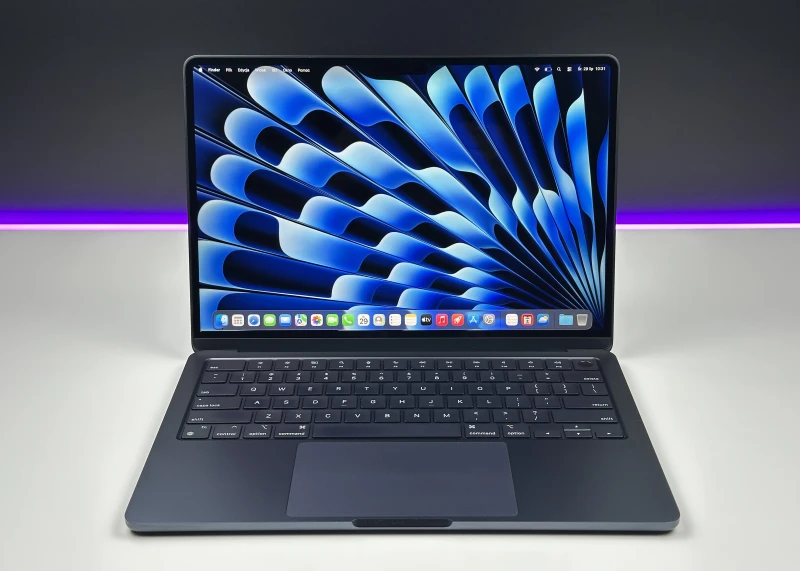 MacBook Air 13 A3113 Midnight z M3, 24GB RAM i 512GB SSD. Lekki, bezgłośny laptop z ekranem Liquid Retina i złączem MagSafe.