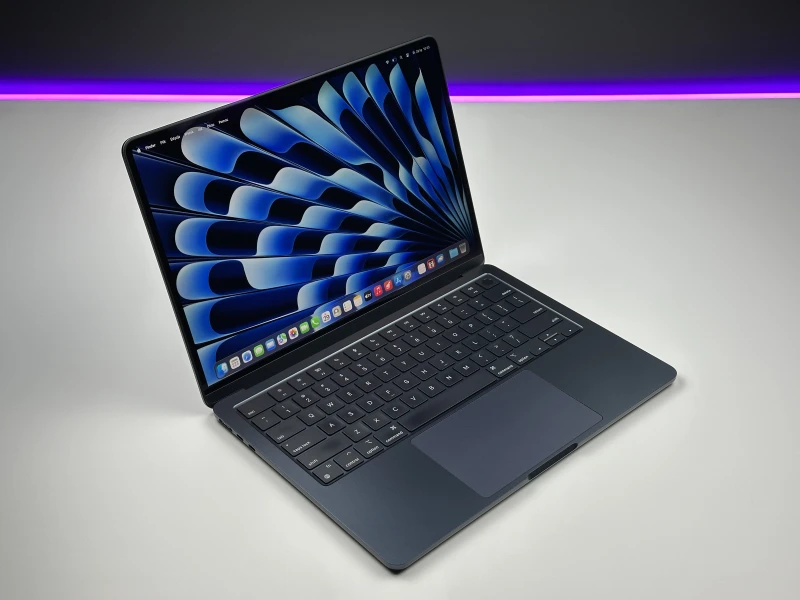 MacBook Air 13 A3113 Midnight z M3, 24GB RAM i 512GB SSD. Lekki, bezgłośny laptop z ekranem Liquid Retina i złączem MagSafe.