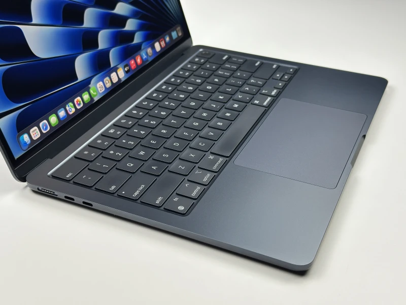 MacBook Air 13 A3113 Midnight z M3, 24GB RAM i 512GB SSD. Lekki, bezgłośny laptop z ekranem Liquid Retina i złączem MagSafe.