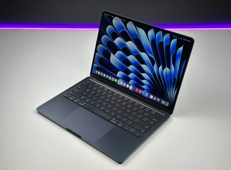 MacBook Air 13 A3113 Midnight z M3, 24GB RAM i 512GB SSD. Lekki, bezgłośny laptop z ekranem Liquid Retina i złączem MagSafe.