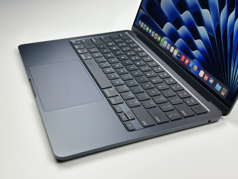 MacBook Air 13 A3113 Midnight z M3, 24GB RAM i 512GB SSD. Lekki, bezgłośny laptop z ekranem Liquid Retina i złączem MagSafe.