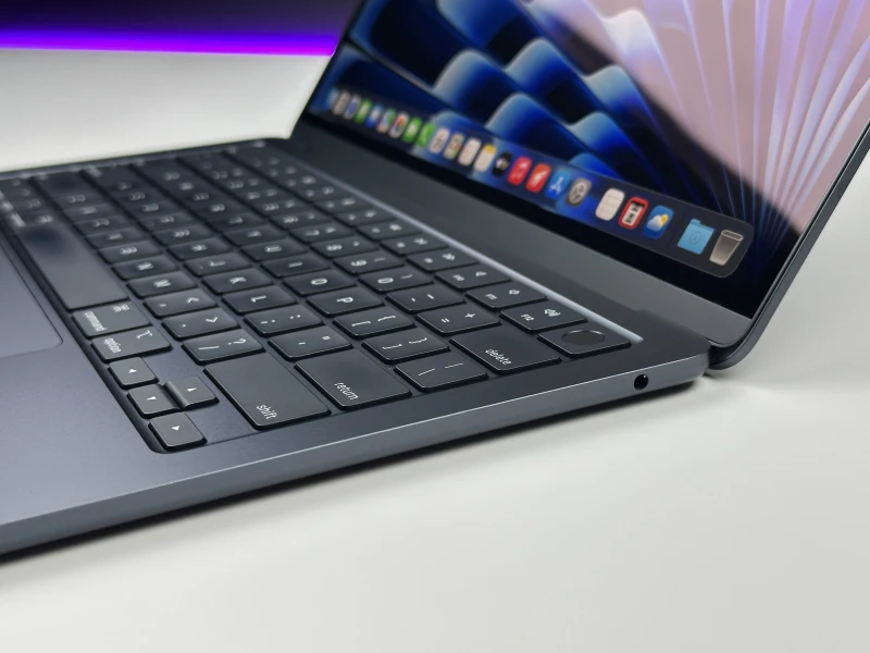 MacBook Air 13 A3113 Midnight z M3, 24GB RAM i 512GB SSD. Lekki, bezgłośny laptop z ekranem Liquid Retina i złączem MagSafe.