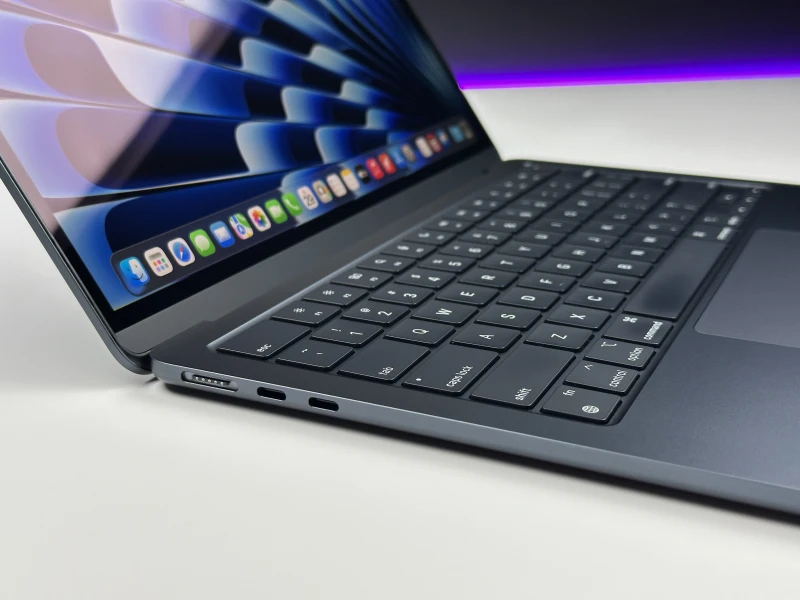 MacBook Air 13 A3113 Midnight z M3, 24GB RAM i 512GB SSD. Lekki, bezgłośny laptop z ekranem Liquid Retina i złączem MagSafe.