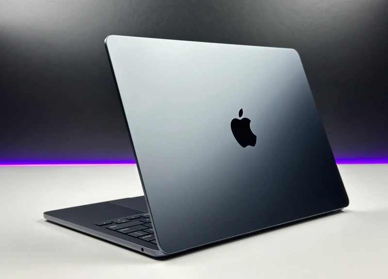 MacBook Air 13 A3113 Midnight z M3, 24GB RAM i 512GB SSD. Lekki, bezgłośny laptop z ekranem Liquid Retina i złączem MagSafe.