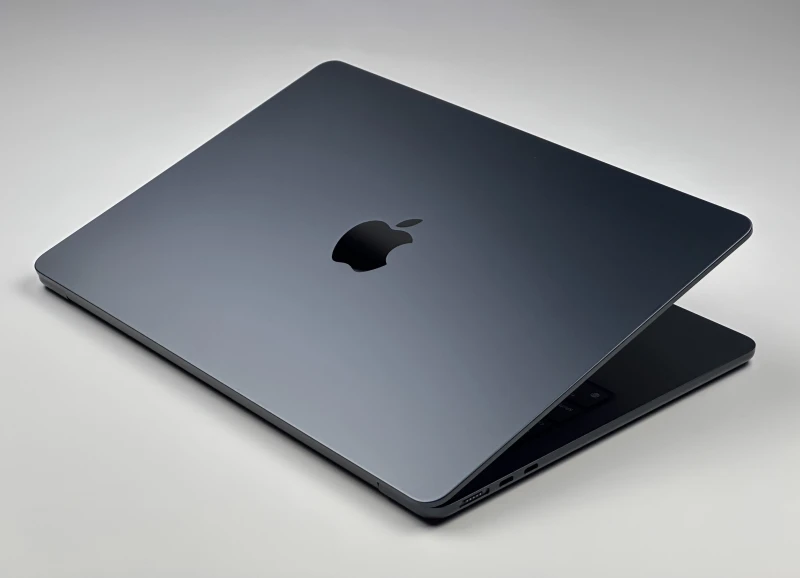 MacBook Air 13 A3113 Midnight z M3, 24GB RAM i 512GB SSD. Lekki, bezgłośny laptop z ekranem Liquid Retina i złączem MagSafe.