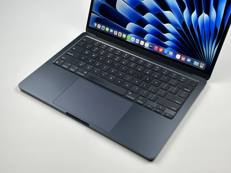 MacBook Air 13 A3113 Midnight z M3, 24GB RAM i 512GB SSD. Lekki, bezgłośny laptop z ekranem Liquid Retina i złączem MagSafe.