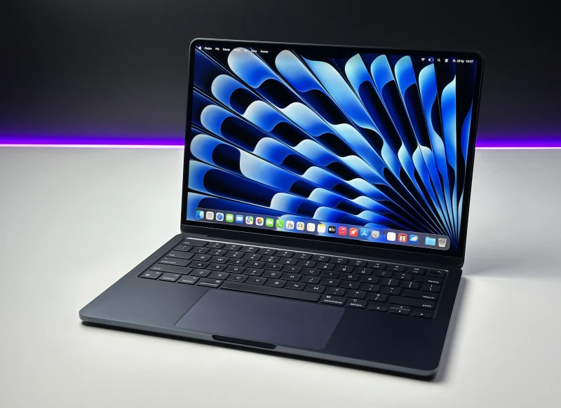 MacBook Air 13 A3113 Midnight z M3, 24GB RAM i 512GB SSD. Lekki, bezgłośny laptop z ekranem Liquid Retina i złączem MagSafe.