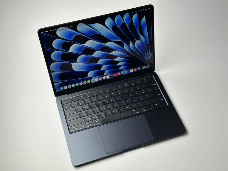 MacBook Air 13 A3113 Midnight z M3, 24GB RAM i 512GB SSD. Lekki, bezgłośny laptop z ekranem Liquid Retina i złączem MagSafe.
