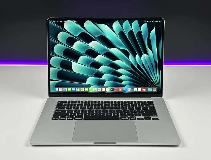 MacBook Air 15 A3241 Silver z M4, 16GB RAM i 512GB SSD. Ekran Liquid Retina 500 nitów, smukła obudowa i bezgłośna praca.