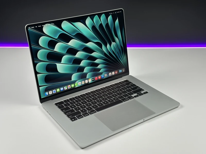 MacBook Air 15 A3241 Silver z M4, 16GB RAM i 512GB SSD. Ekran Liquid Retina 500 nitów, smukła obudowa i bezgłośna praca.
