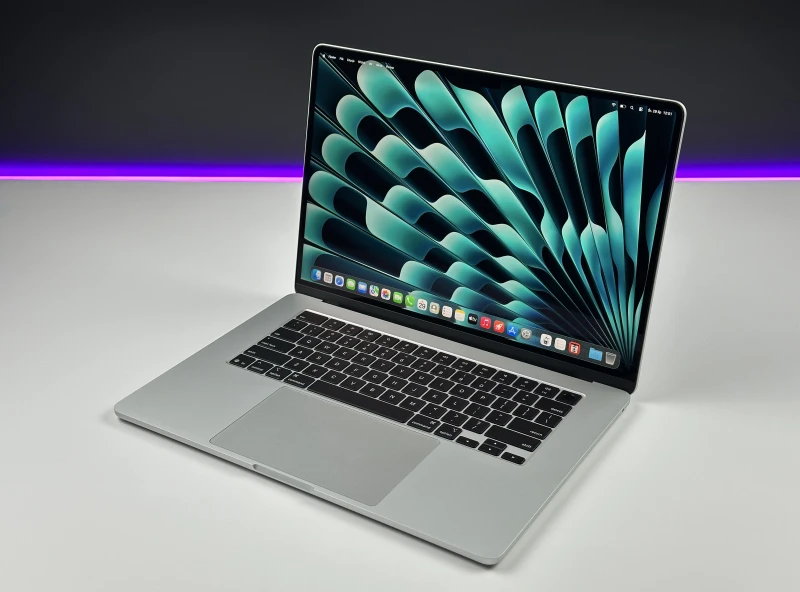 MacBook Air 15 A3241 Silver z M4, 16GB RAM i 512GB SSD. Ekran Liquid Retina 500 nitów, smukła obudowa i bezgłośna praca.