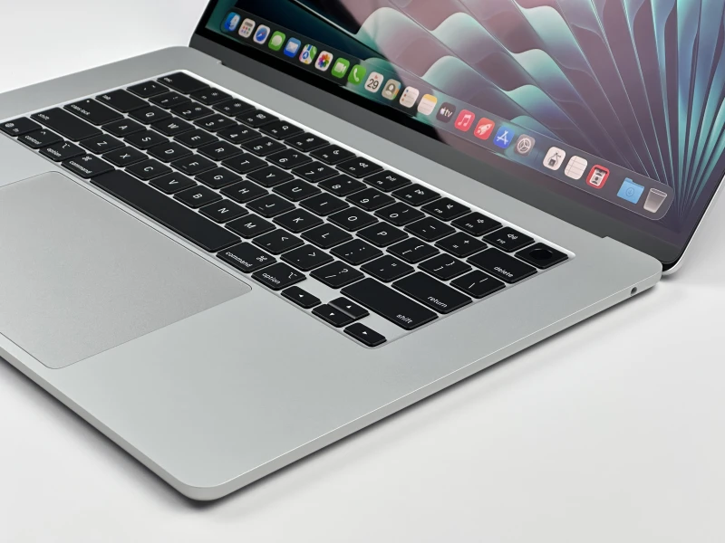 MacBook Air 15 A3241 Silver z M4, 16GB RAM i 512GB SSD. Ekran Liquid Retina 500 nitów, smukła obudowa i bezgłośna praca.