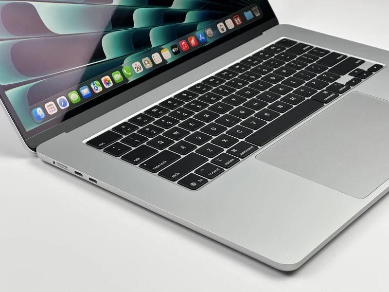 MacBook Air 15 A3241 Silver z M4, 16GB RAM i 512GB SSD. Ekran Liquid Retina 500 nitów, smukła obudowa i bezgłośna praca.