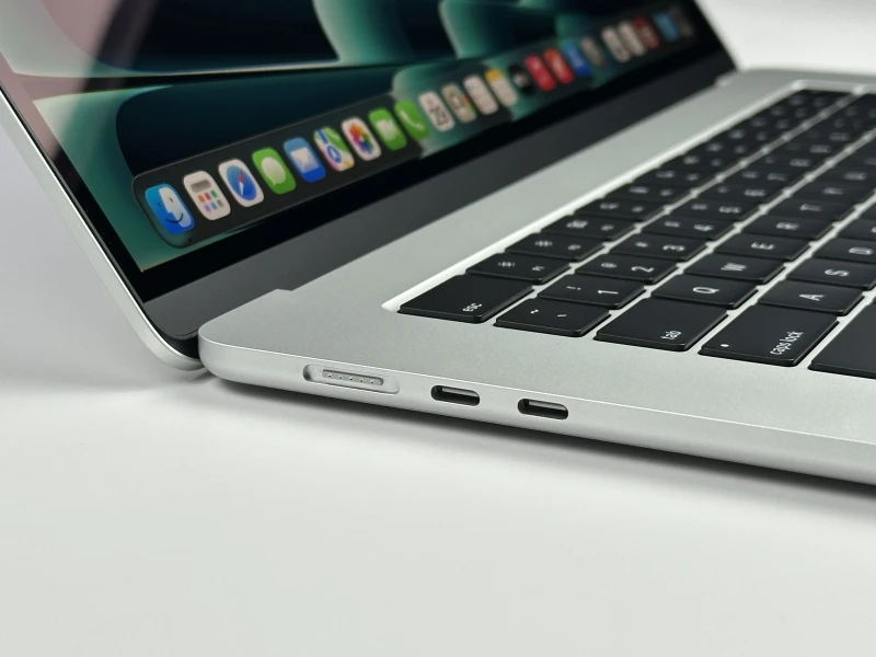 MacBook Air 15 A3241 Silver z M4, 16GB RAM i 512GB SSD. Ekran Liquid Retina 500 nitów, smukła obudowa i bezgłośna praca.