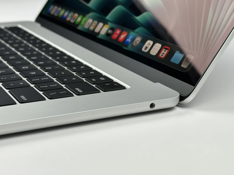 MacBook Air 15 A3241 Silver z M4, 16GB RAM i 512GB SSD. Ekran Liquid Retina 500 nitów, smukła obudowa i bezgłośna praca.