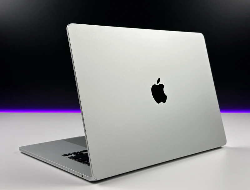 MacBook Air 15 A3241 Silver z M4, 16GB RAM i 512GB SSD. Ekran Liquid Retina 500 nitów, smukła obudowa i bezgłośna praca.