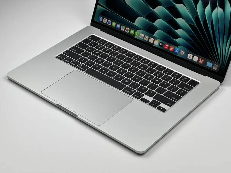 MacBook Air 15 A3241 Silver z M4, 16GB RAM i 512GB SSD. Ekran Liquid Retina 500 nitów, smukła obudowa i bezgłośna praca.