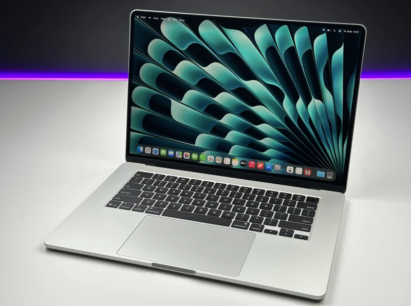 MacBook Air 15 A3241 Silver z M4, 16GB RAM i 512GB SSD. Ekran Liquid Retina 500 nitów, smukła obudowa i bezgłośna praca.