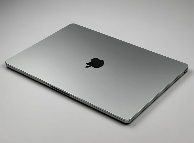 MacBook Air 15 A3241 Silver z M4, 16GB RAM i 512GB SSD. Ekran Liquid Retina 500 nitów, smukła obudowa i bezgłośna praca.