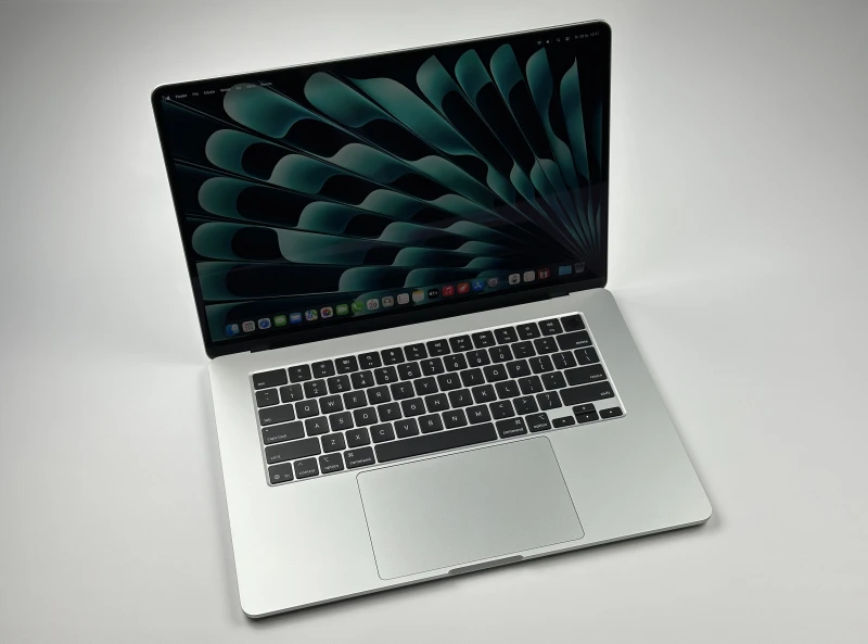 MacBook Air 15 A3241 Silver z M4, 16GB RAM i 512GB SSD. Ekran Liquid Retina 500 nitów, smukła obudowa i bezgłośna praca.