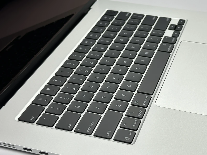 MacBook Air 15 A3241 Silver z M4, 16GB RAM i 512GB SSD. Ekran Liquid Retina 500 nitów, smukła obudowa i bezgłośna praca.
