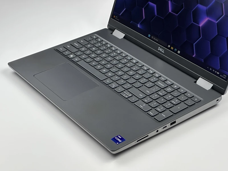 Dell Precision 7680 z i9-13950HX, 64GB ram  i ekranem 16". Mobilna stacja robocza z Thunderbolt 4 i konstrukcją stworzoną do wymagających projektów.