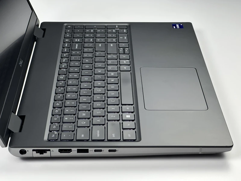 Dell Precision 7680 z i9-13950HX, 64GB ram  i ekranem 16". Mobilna stacja robocza z Thunderbolt 4 i konstrukcją stworzoną do wymagających projektów.