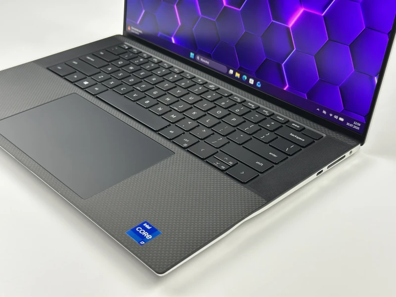 Dell XPS 15 9510 - i7-11800H, 15.6" FHD+, RTX 3050 Ti i klawiatura US. Laptop premium w aluminiowej obudowie do pracy kreatywnej i multimediów.