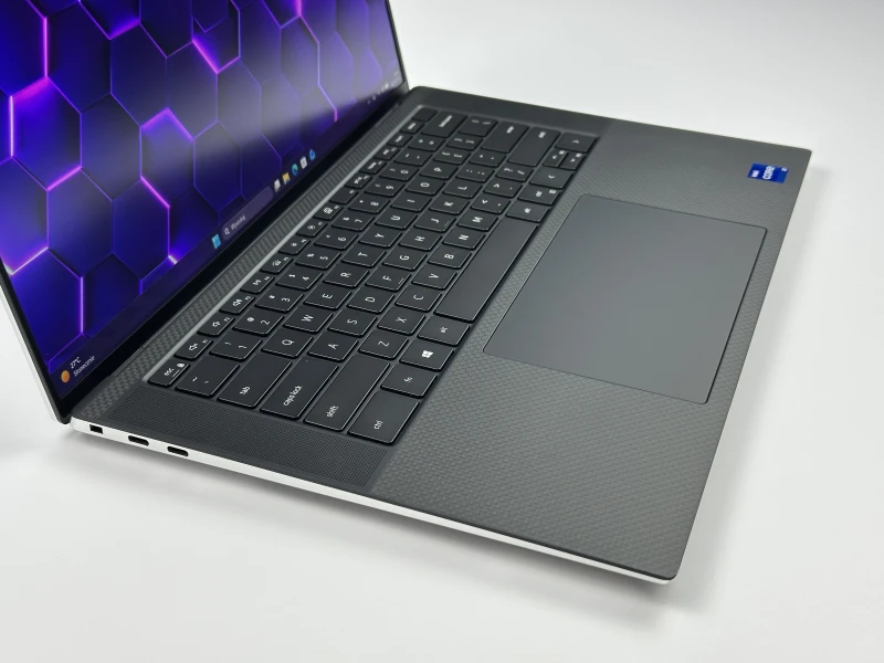 Dell XPS 15 9510 - i7-11800H, 15.6" FHD+, RTX 3050 Ti i klawiatura US. Laptop premium w aluminiowej obudowie do pracy kreatywnej i multimediów.