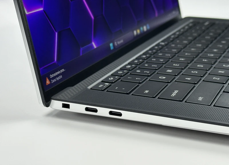 Dell XPS 15 9510 - i7-11800H, 15.6" FHD+, RTX 3050 Ti i klawiatura US. Laptop premium w aluminiowej obudowie do pracy kreatywnej i multimediów.