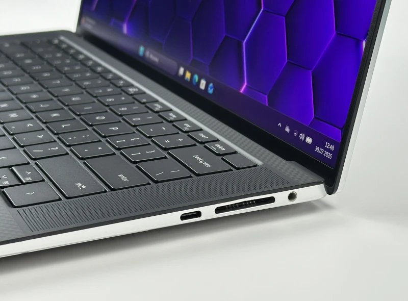 Dell XPS 15 9510 - i7-11800H, 15.6" FHD+, RTX 3050 Ti i klawiatura US. Laptop premium w aluminiowej obudowie do pracy kreatywnej i multimediów.