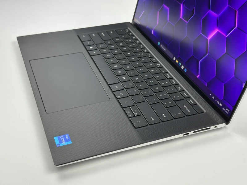 Dell XPS 15 9510 - i7-11800H, 15.6" FHD+, RTX 3050 Ti i klawiatura US. Laptop premium w aluminiowej obudowie do pracy kreatywnej i multimediów.
