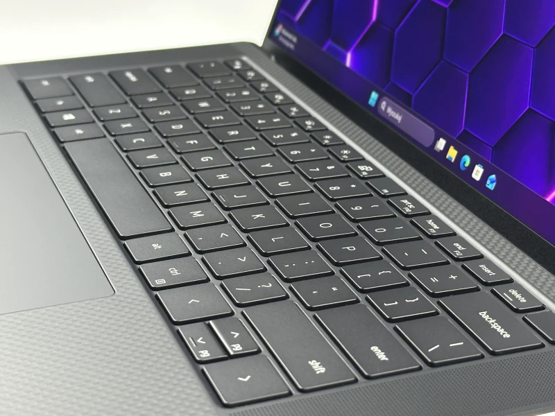 Dell XPS 15 9510 - i7-11800H, 15.6" FHD+, RTX 3050 Ti i klawiatura US. Laptop premium w aluminiowej obudowie do pracy kreatywnej i multimediów.