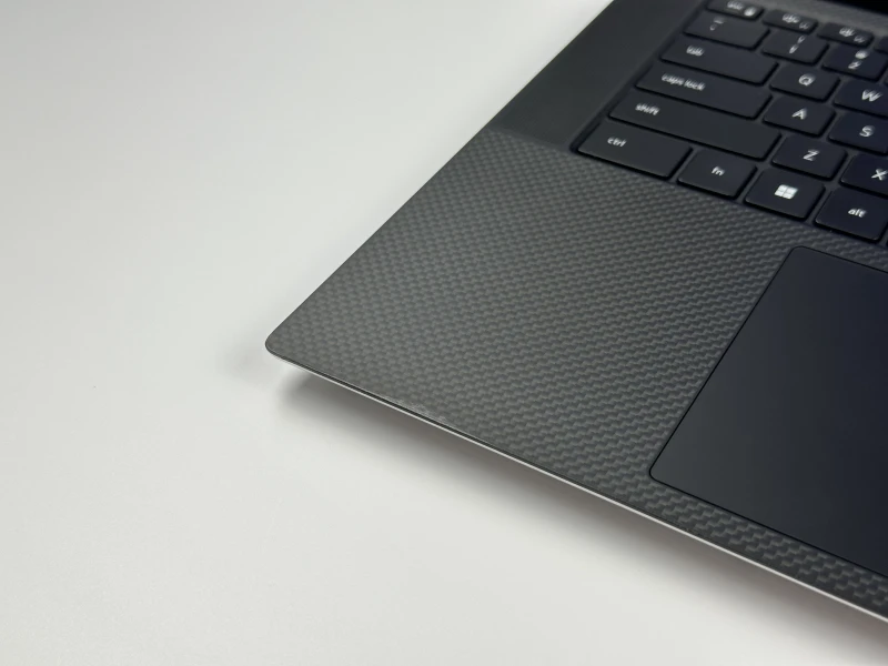Dell XPS 15 9510 z i7-11800H, RTX 3050 Ti i dotykowym ekranem 15.6" 3.5K OLED. Elegancki laptop z aluminiową obudową i obrazem klasy premium.