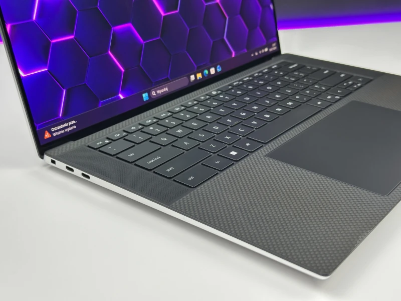 Dell XPS 15 9510 z i7-11800H, RTX 3050 Ti i dotykowym ekranem 15.6" 3.5K OLED. Elegancki laptop z aluminiową obudową i obrazem klasy premium.