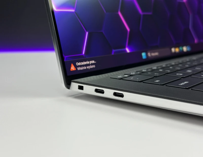 Dell XPS 15 9510 z i7-11800H, RTX 3050 Ti i dotykowym ekranem 15.6" 3.5K OLED. Elegancki laptop z aluminiową obudową i obrazem klasy premium.