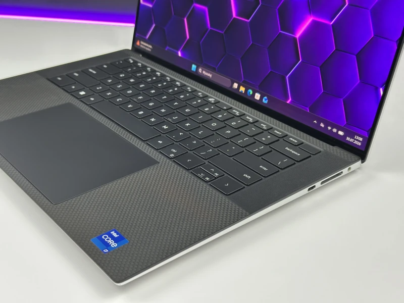 Dell XPS 15 9510 z i7-11800H, RTX 3050 Ti i dotykowym ekranem 15.6" 3.5K OLED. Elegancki laptop z aluminiową obudową i obrazem klasy premium.