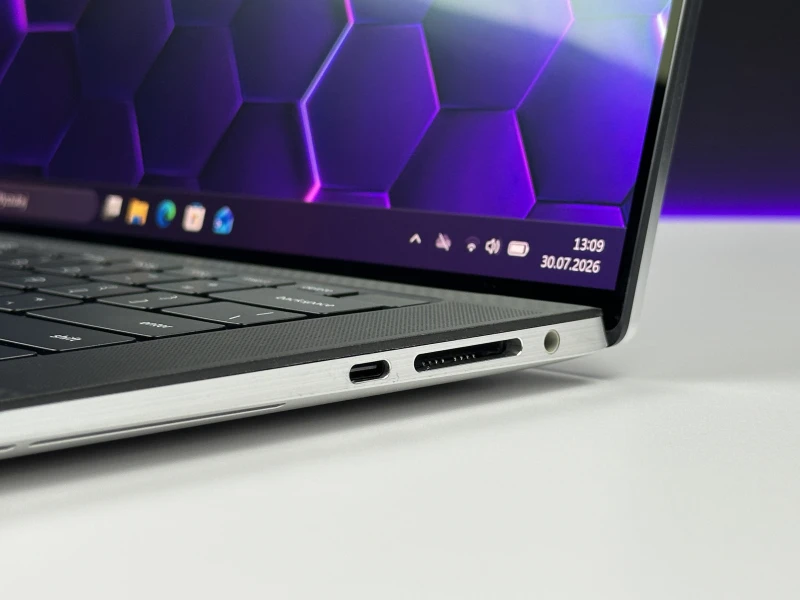 Dell XPS 15 9510 z i7-11800H, RTX 3050 Ti i dotykowym ekranem 15.6" 3.5K OLED. Elegancki laptop z aluminiową obudową i obrazem klasy premium.