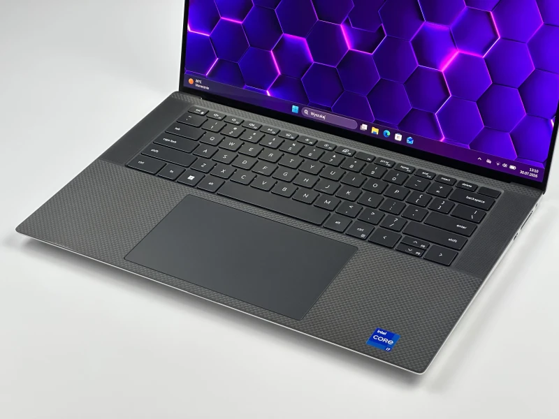 Dell XPS 15 9510 z i7-11800H, RTX 3050 Ti i dotykowym ekranem 15.6" 3.5K OLED. Elegancki laptop z aluminiową obudową i obrazem klasy premium.