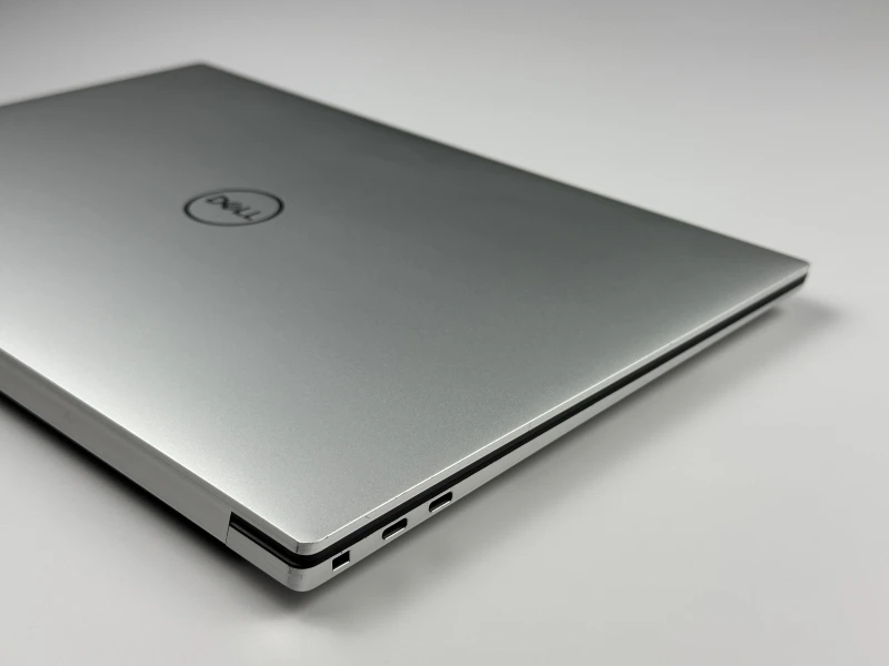 Dell XPS 15 9510 z i7-11800H, RTX 3050 Ti i dotykowym ekranem 15.6" 3.5K OLED. Elegancki laptop z aluminiową obudową i obrazem klasy premium.