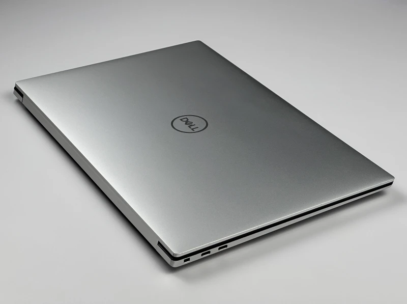 Dell XPS 15 9510 z i7-11800H, RTX 3050 Ti i dotykowym ekranem 15.6" 3.5K OLED. Elegancki laptop z aluminiową obudową i obrazem klasy premium.