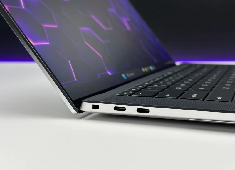 Dell XPS 15 9520 z i7-12700H, DDR5, 15.6" 3.5K OLED i RTX 3050 Ti. Laptop premium z klawiaturą US, świetnym obrazem i mocą do pracy kreatywnej.